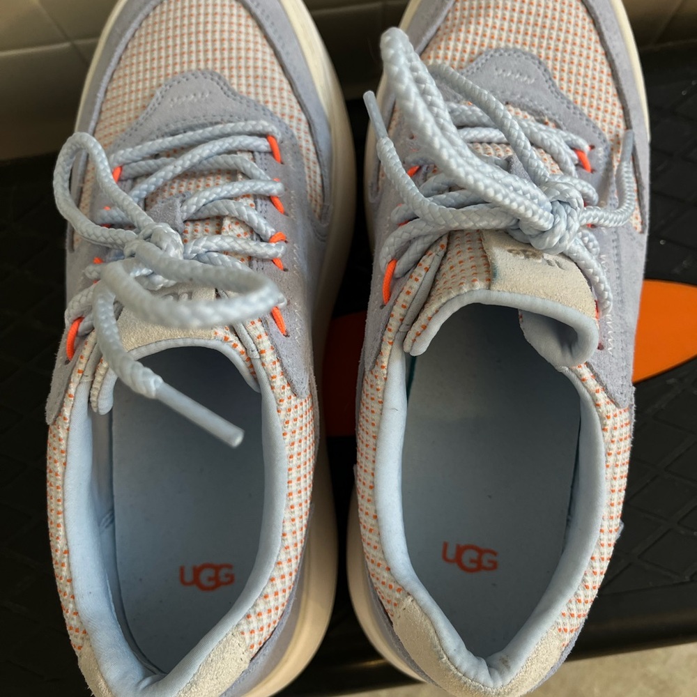 Ugg shoes with nice combination colors.